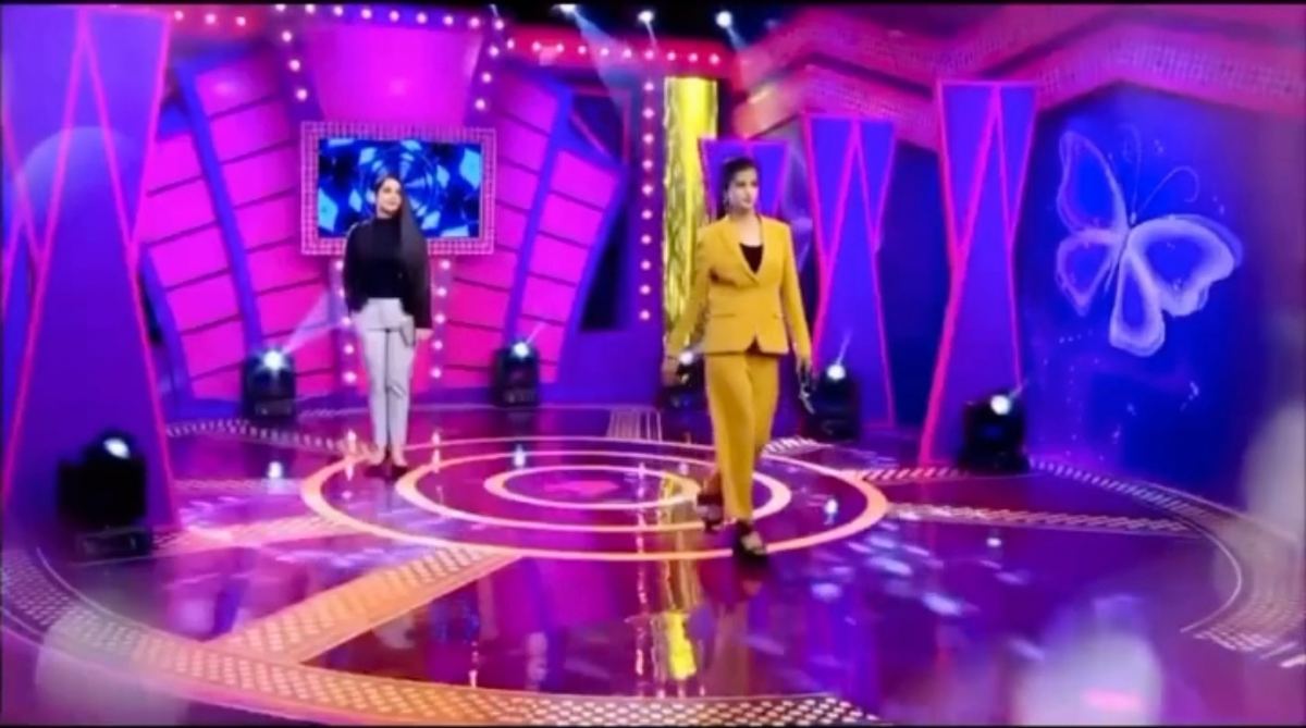 Jagdeep on stage in a yellow suit during a televised show
